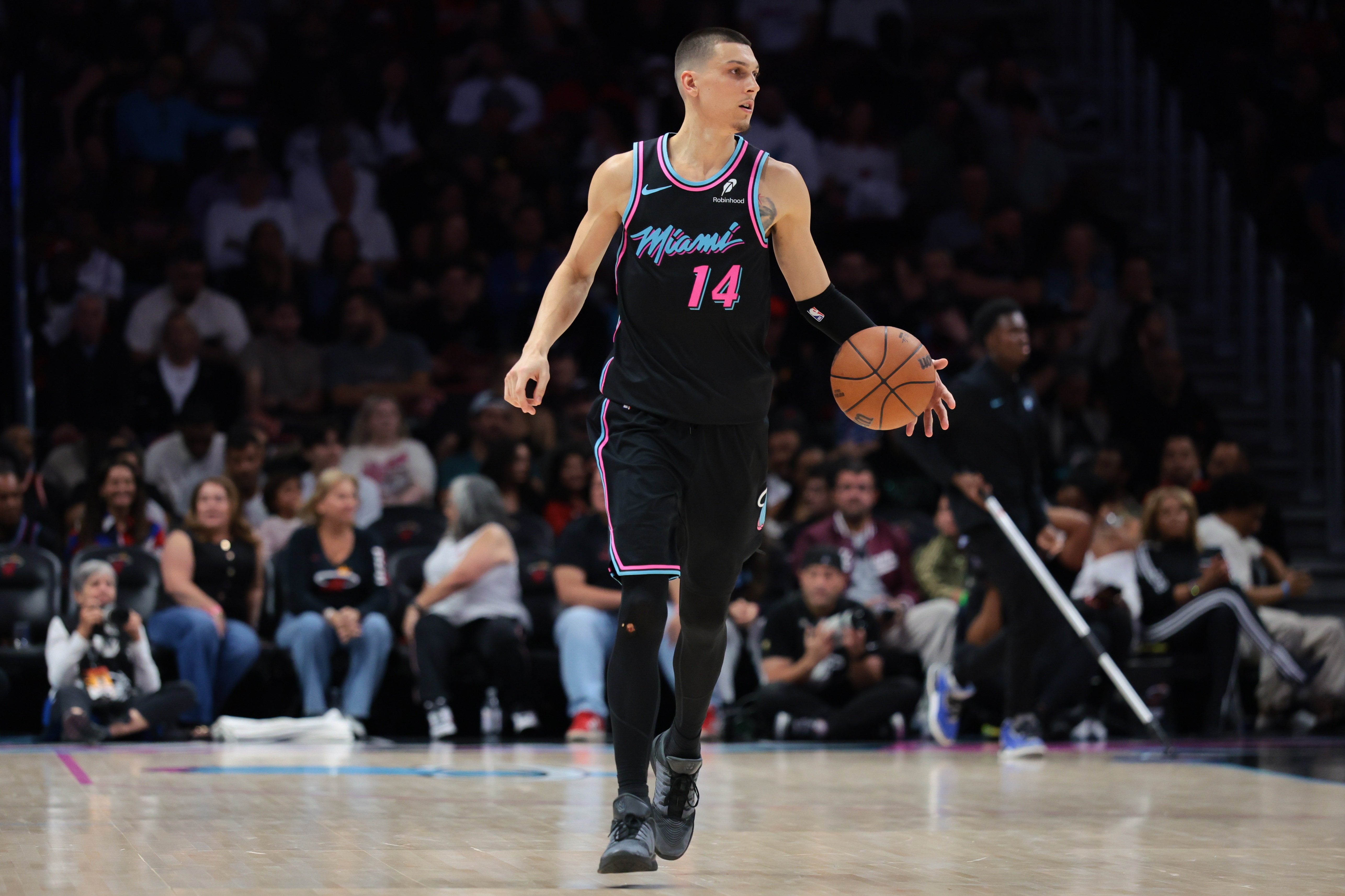 世界杯官网直播app下载官方入口-热火迎战魔术 希罗&amp;鲍威尔&amp;韦尔&amp;亚库乔尼斯出战 维金斯缺阵